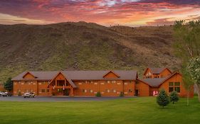 Yellowstone Village Inn And Suites